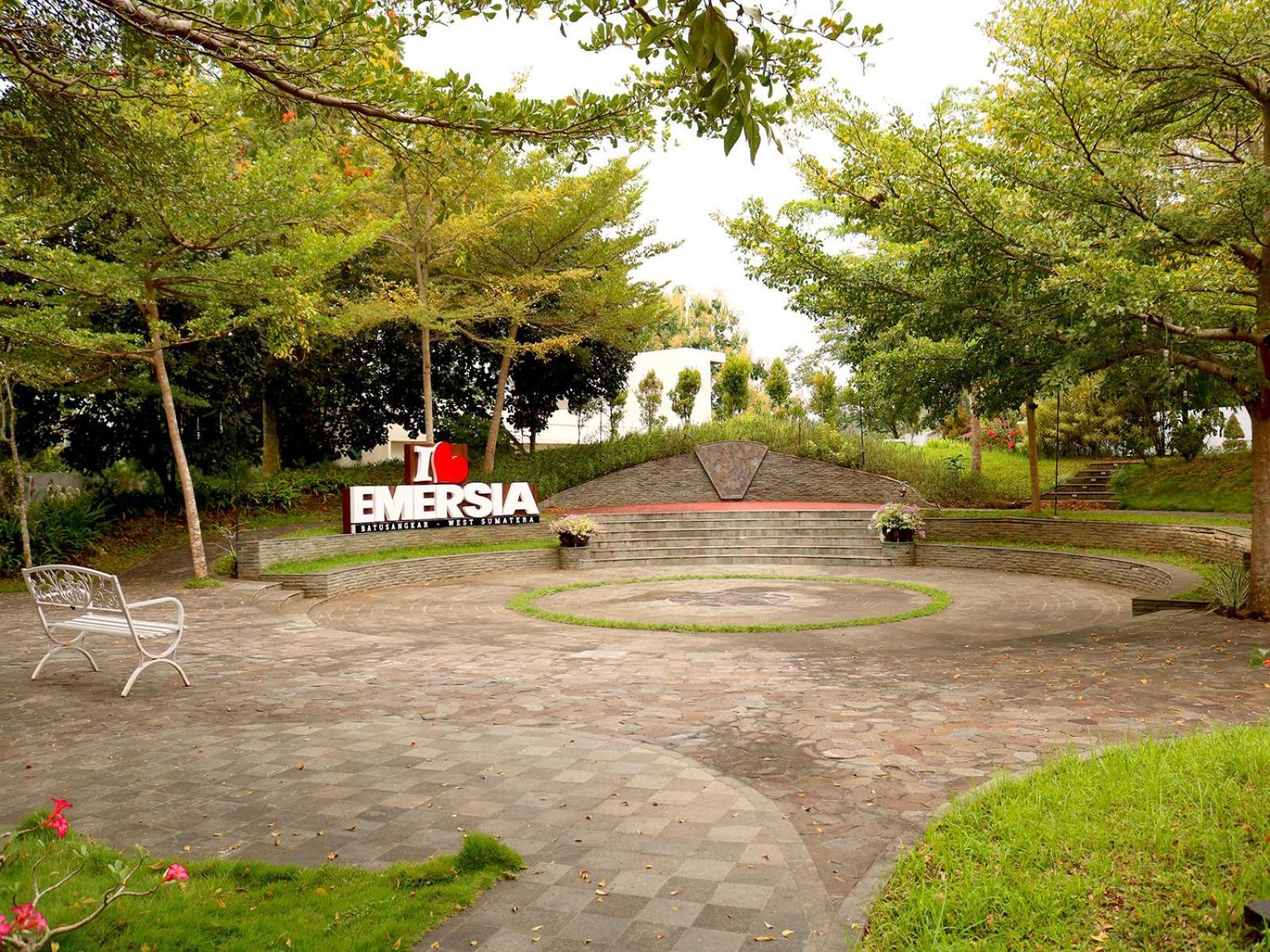 Emersia Hotel & Resort Batusangkar Kültér fotó